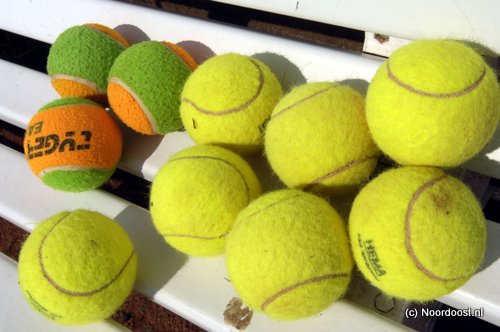 06061851 tennisballen op bank staand