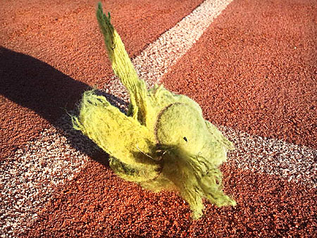 11031950 kapotte bal op baan 400