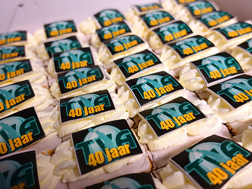 17101450 oranjekoek met jubileumlogo