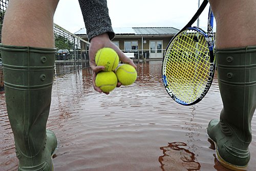 15082756 Tennisbaan onder water met racket en ballen