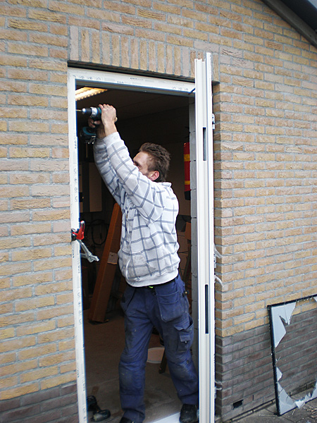 121109 Nieuwe deur en kozijn ballenhok 400