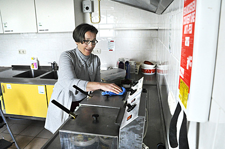 130323aa Klussendag clubgebouw keuken poetsen 400