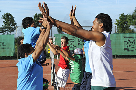 De nationale voetbalselectie van de eilandengroep Tuvalu in de Grote Oceaan is elf weken op trainingskamp in Nederland. Een bezoekje aan Tennisvereniging Akkrum leverde een enthousiaste ploeg voetballers op van wie er een aantal heel behoorlijk een balletje over het net kon slaan. Op de foto springen de mannen onder leiding van trainer Wilfred Meulman en zijn rechterhand Hoite Schaap (op de foto in het midden) tijdens een warming up.