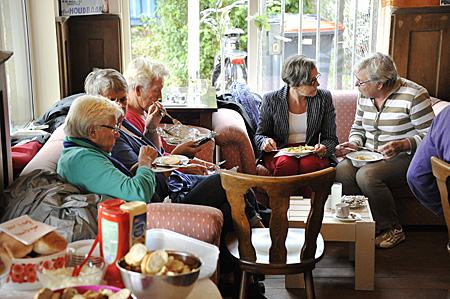 130914 TVA barbecue Janke-Gerry-ANneke Zus Mien 400