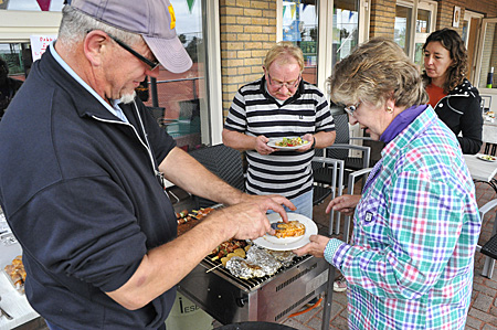 130914 TVA barbecue Paul-Zwaard-Natasja 400