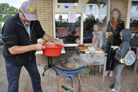 130914 TVA barbecue Paul-water skottel NatasjavdBos 400