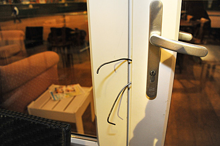 13093063 Snoepende inbreker tenniskantine  haak emmer 400