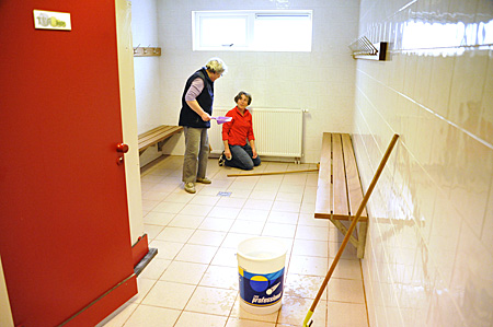 140322aa Klussendag Mien van der Meer en Zus van der Heide kleedkamer 400