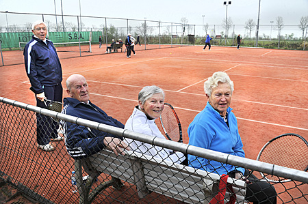 140331aa Tennisverenig Akkrum Reservebankje 55plussers 400