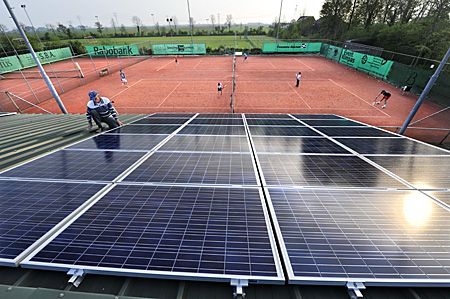 140425aaZonnecentrale TV Akkrum geplaatst 400