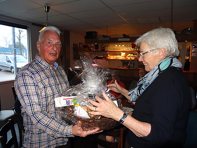 150228 Mand met lekkers voor Anne Sijbesma Wintercompetitie 2015