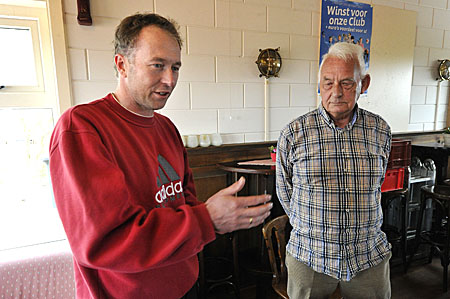 150329 Wintercompetitie Anne Sijbesma krijgt sigaren 400