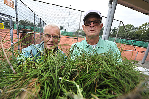 150912 Cor van der Meer en Fred Zondervan met onkruid 400