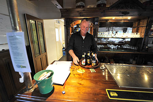 150919ab Wietze Hoekstra haalt bier 400