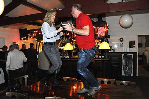 160109ab Nieuwjaarsborrel Dansen op tafel 500