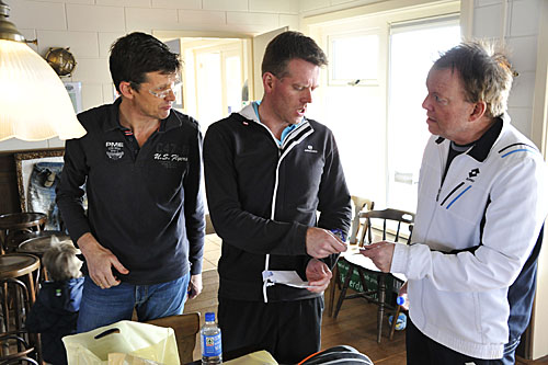 16040252 Uitdelen comeptitiebescheiden