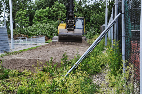 17060681 Kraan maakt grondwal