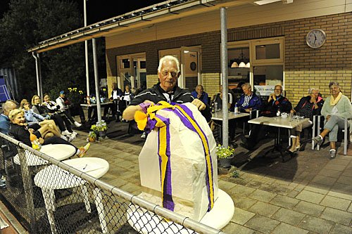 17062952 TVA Anne Sijbesma pakt zijn kabouter uit 500