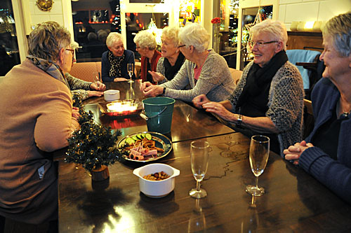 170117 TVA Nieuwjaarsborrel tafel met dames 1 400