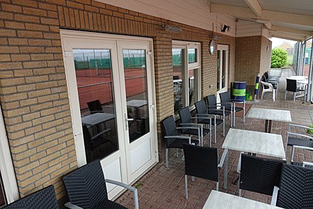 180602 Terras nooddeur vrij van stoelen 450