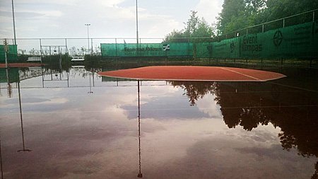 180602 Waterschade na stortbui op tennisbaan Akkrum 500
