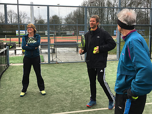 19011 Padel Joure Anne Dijkstra en Gezina Koning met trainer Sido Nijholt 500