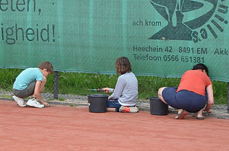190706 Klussendag 3 Tennis Akkrum Roan Joep en Janet 450
