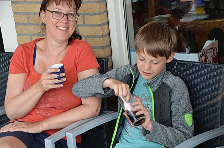 190706 Klussendag 3 Tennis Akkrum Roan had Marshmallows meegenomen 450