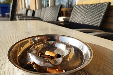 20040752 asbak met peuken op terras