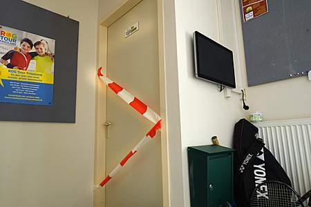 20050251 TennisAkkrum Kleedkamerdeur afgesloten