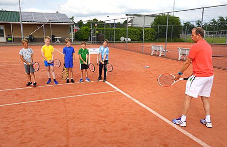 200608 Tennisles jeugd oefenen opslag 450