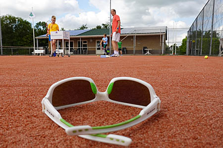 200608 Tennisles jeugd oefenen opslag met zonnebril 450