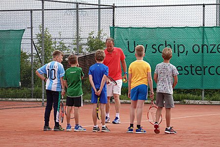 200608 Tennisles jeugd oefenen opslag rijtje 450
