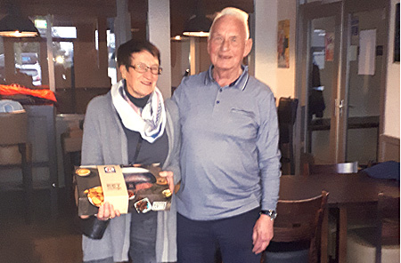 20200227 Wintercompetitie prijsuitreiking Anne Sijbesma winnares Alli Smiet 450