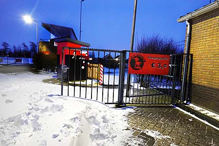 21020850 Voetbalhek vast aan tenniskantine Akkrum 450