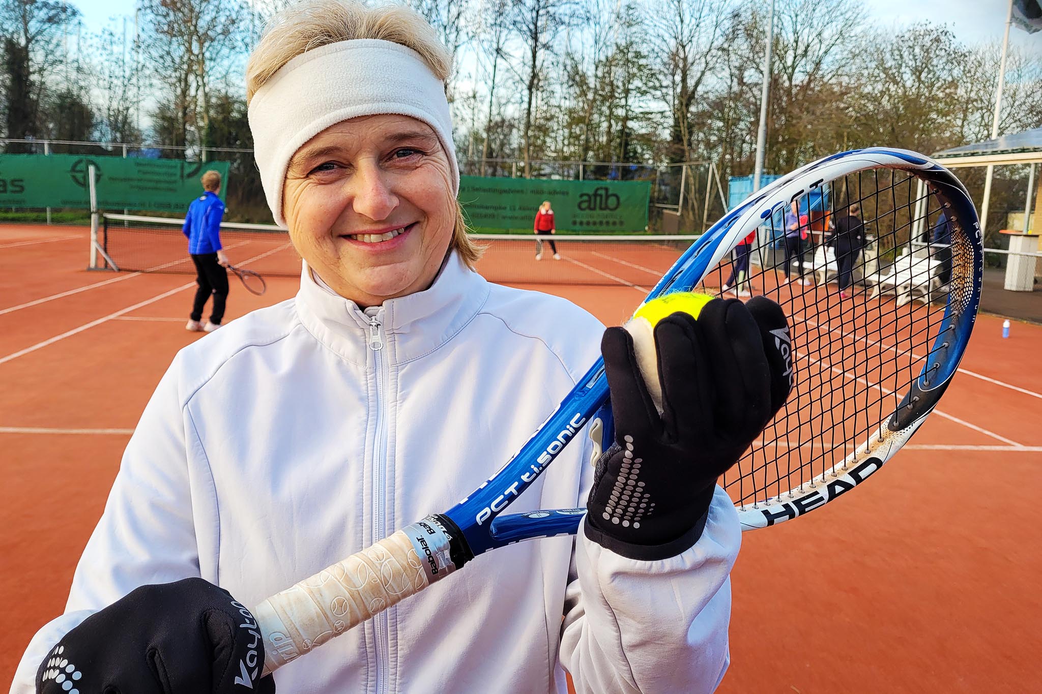 Lessen op de zaterdag kan koud zijn: Sandra Lettinga heeft zich goed ingepakt.