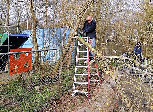 220401 TVA Klussendag WimvanTricht zaagt 500