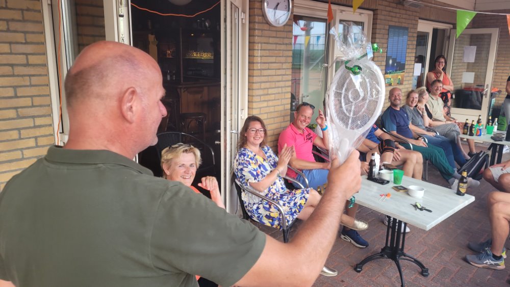 240907 TVA Nazomertoernooi prijsuitreiking ErickKroese poedelprijs JanetBoersmaindeu 1000